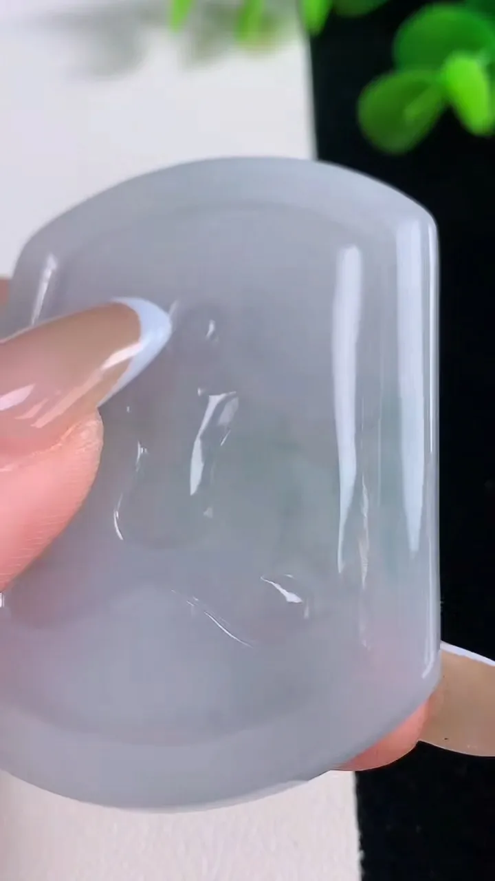 天然A货翡翠观音菩萨吊坠，尺寸55-42.3-5.5，重量:27.19g
11月19日