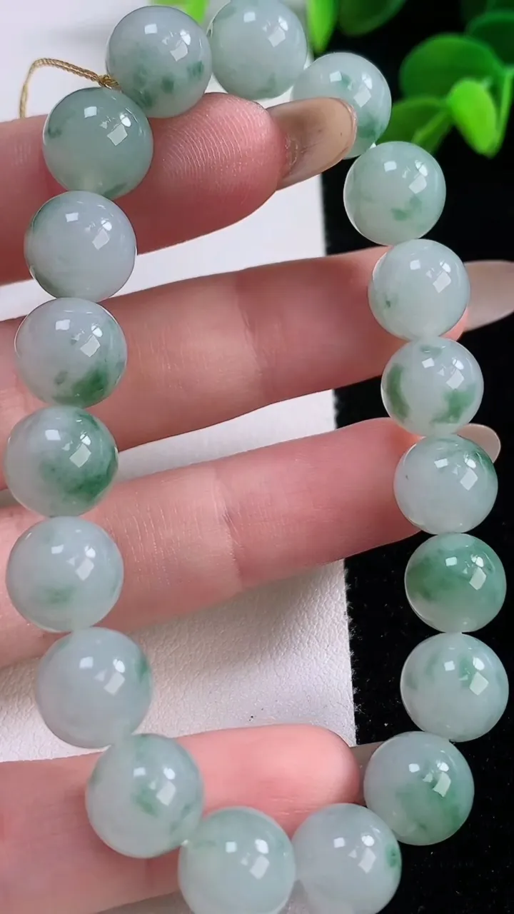 天然A货翡翠飘花圆珠手串，尺寸10-19颗，重量:32.80g11月19日
工厂直销收藏佳品,种好水足，色泽均匀，有种有色，上手高大气！