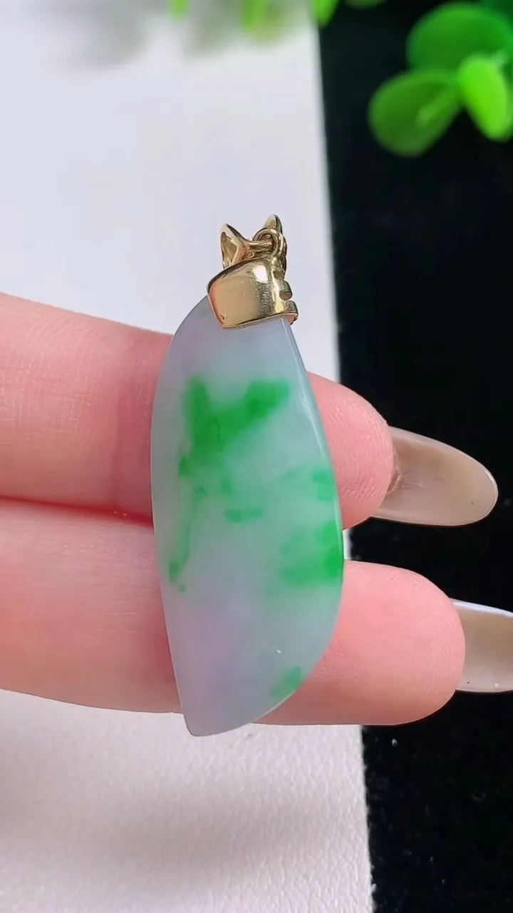 天然A货翡翠随形吊坠，尺寸35-15.3-10，重量:9.03g
11月19日