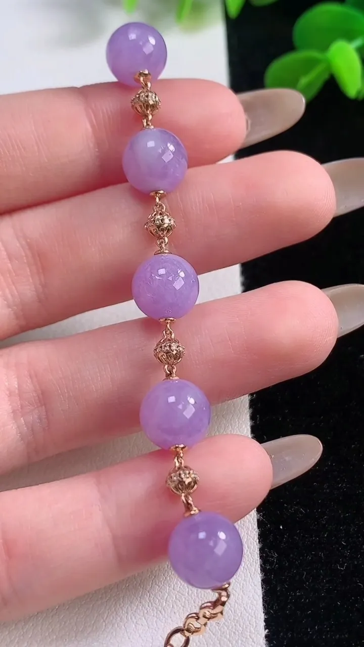 天然A货翡翠18K金紫罗兰圆珠手链，尺寸8.6，重量:8.65g11月19日
工厂直销收藏佳品,种好水足，色泽均匀，有种有色，上手高大气！