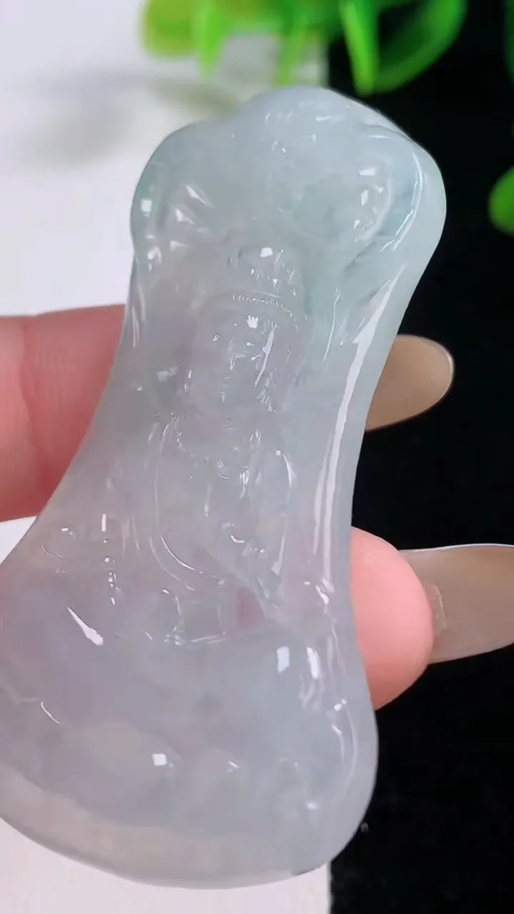 天然A货翡翠观音菩萨吊坠，尺寸55.7-32.6-4.9，重量:16.75g
11月19日