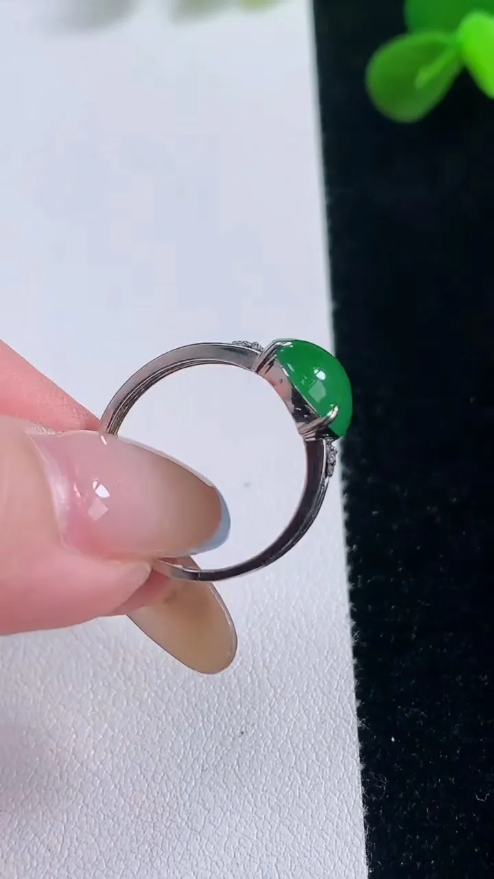 天然A货翡翠蛋面戒指，尺寸17.4-9.5-5，重量:3.41g2025年11月19日
工厂直销收藏佳品,种好水足，色泽均匀，有种有色，上手高大气！