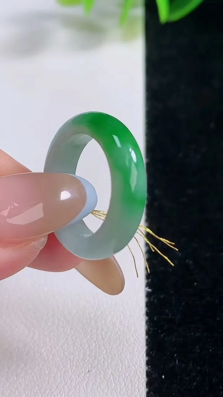 天然A货翡翠指环戒指，尺寸16.5-5.3，重量:3.49g2025年11月19日
工厂直销收藏佳品,种好水足，色泽均匀，有种有色，上手高大气！