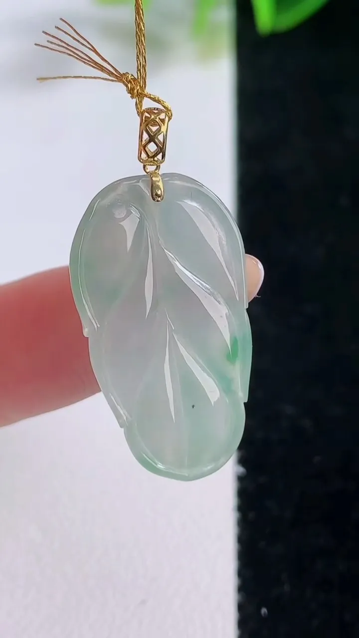 天然A货翡翠金枝玉叶 叶子吊坠，尺寸25-14-3.6，重量:3.05g
11月19日
