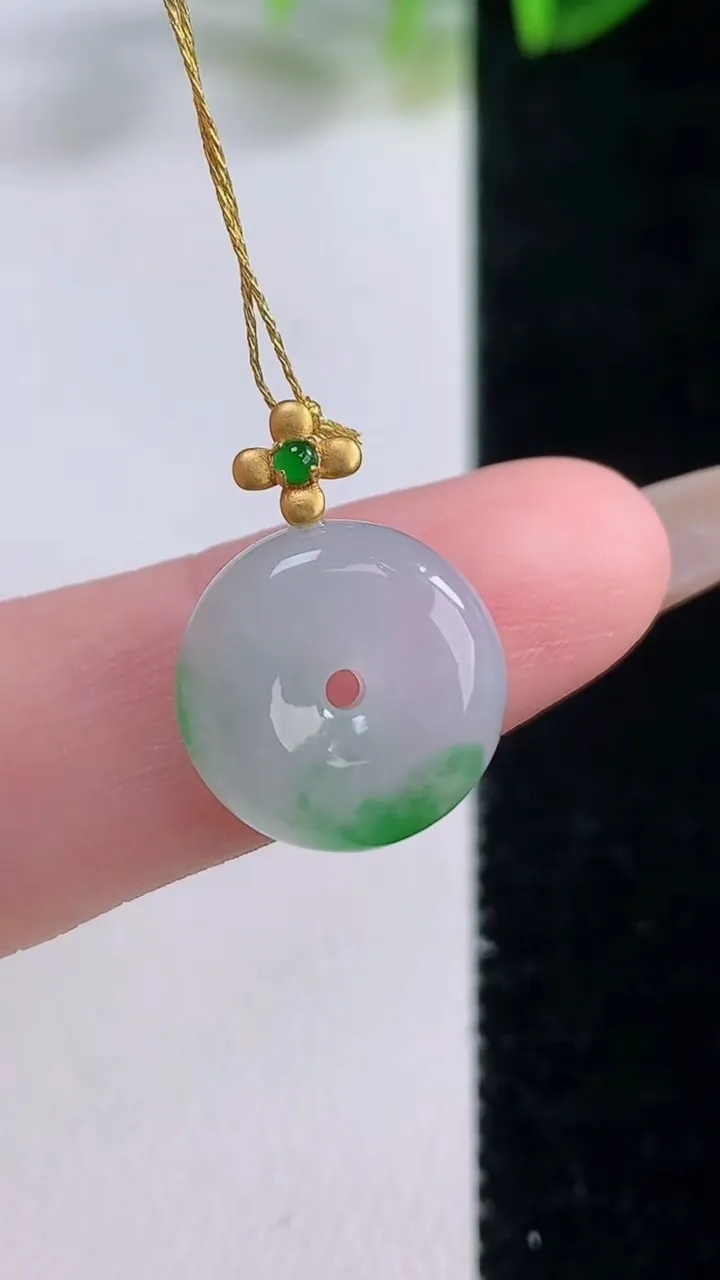 天然A货翡翠平安扣吊坠，尺寸13.4-5.5，重量:2.33g
11月19日