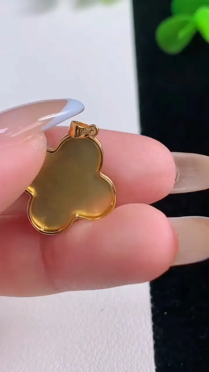 天然A货翡翠四叶草吊坠，尺寸19-12.7-1.9，重量:1.43g
11月19日