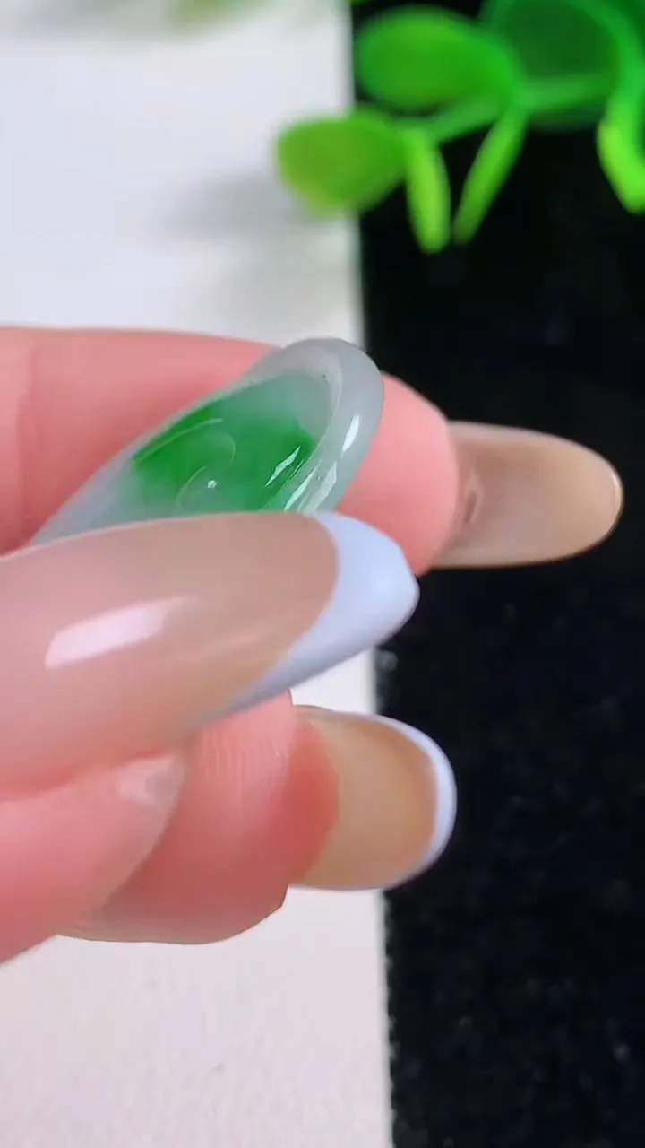 天然A货翡翠如意吊坠，尺寸32.2-20.7-3.2，重:4.23g
11月19日