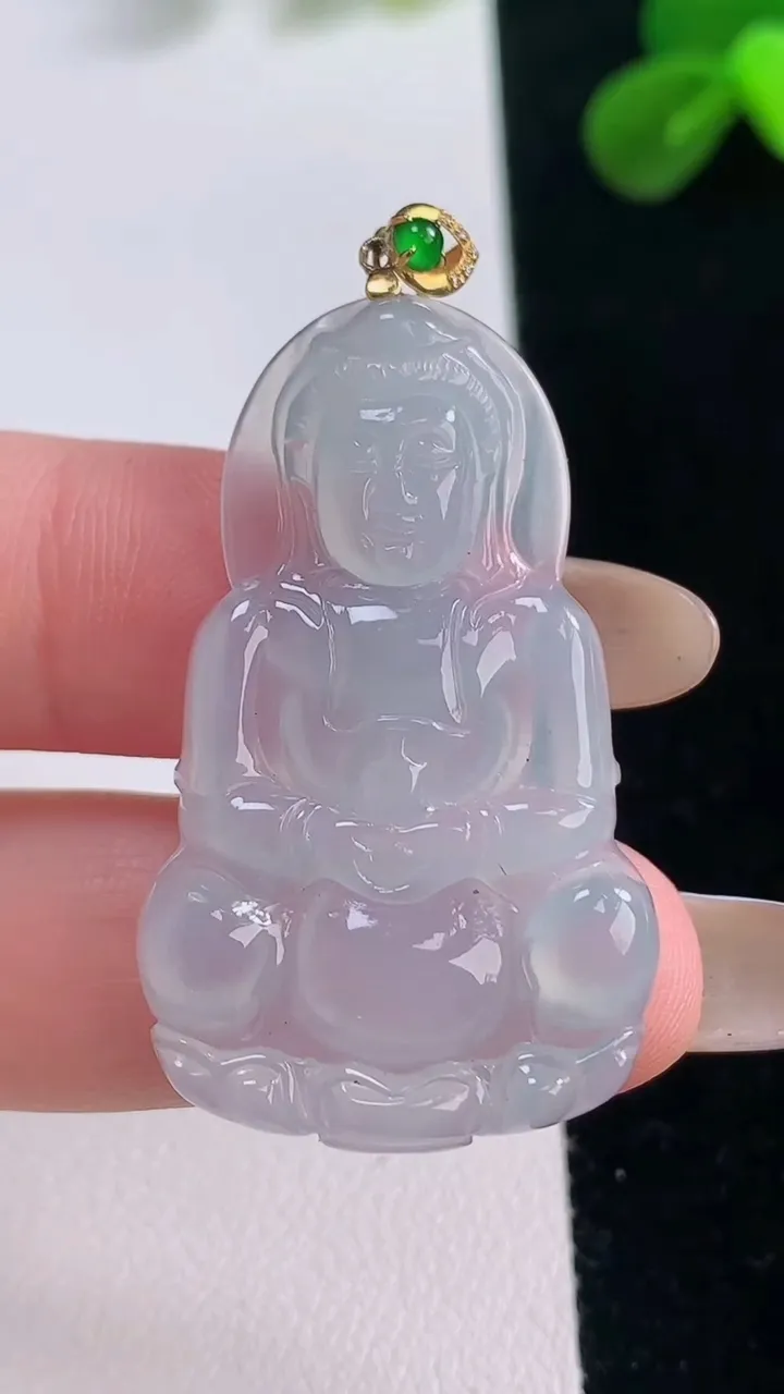 天然A货翡翠种白冰观音菩萨吊坠，尺寸39-23.3-3.7，重量:5.80g
11月19日