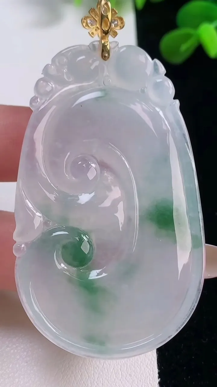 天然A货翡翠种飘花如意吊坠，尺寸60.6-36.5-5.3，重量:25.05g
11月19日