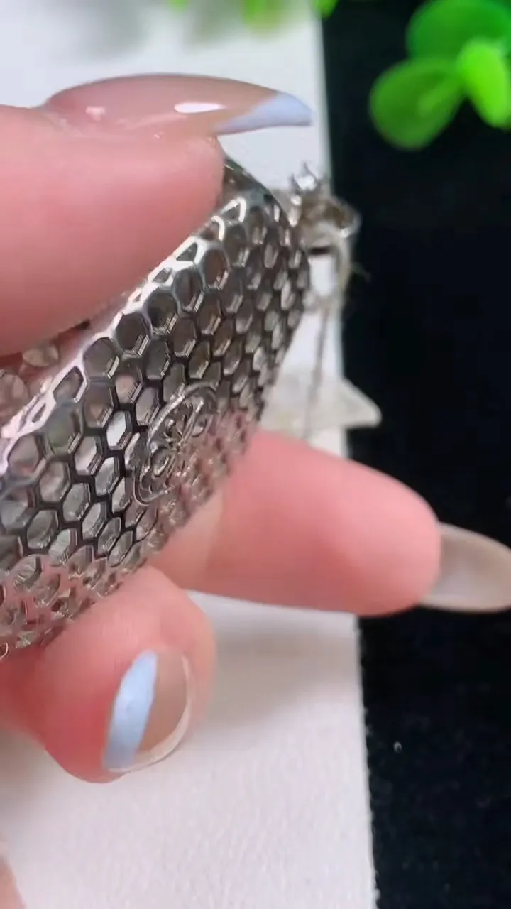 天然A货翡翠平安扣吊坠，尺寸18.8-3.3，重量:2.78g
11月19日