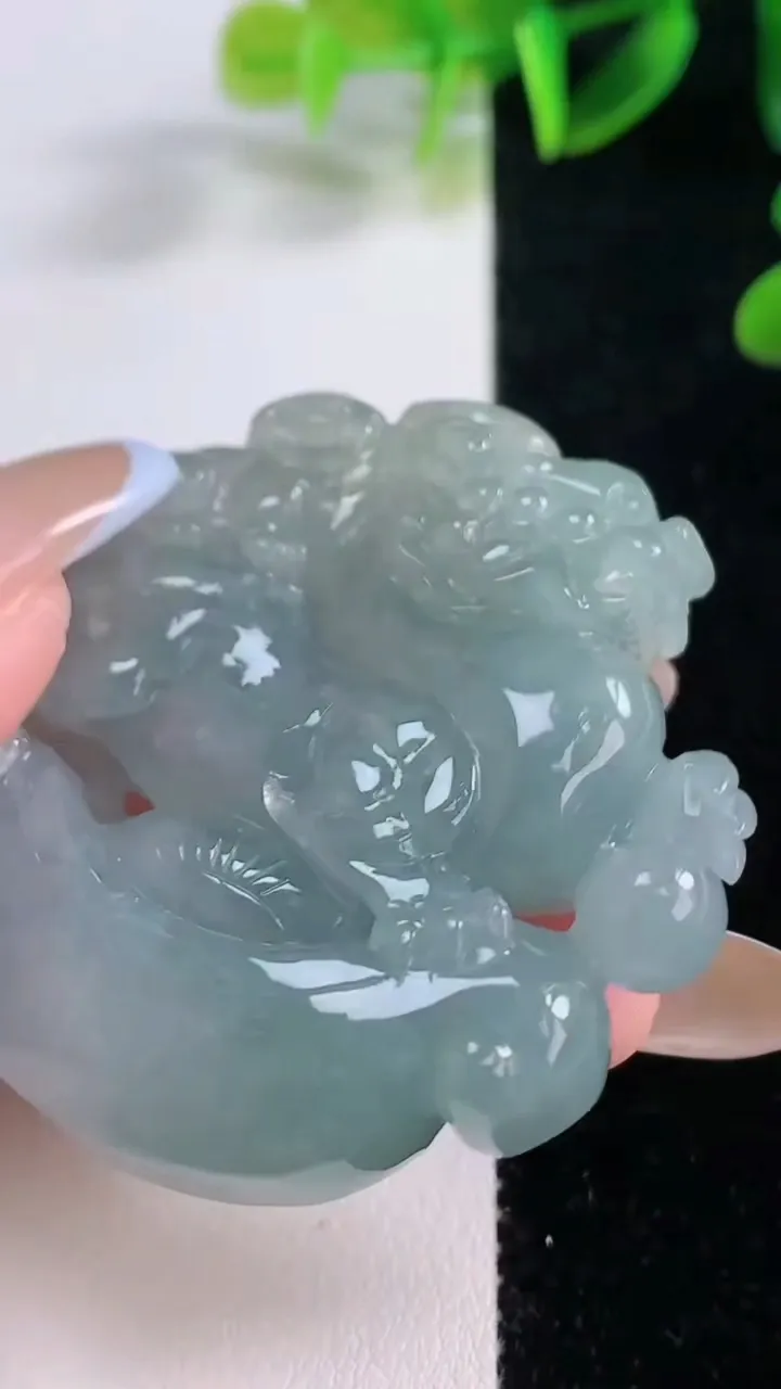 天然A货翡翠麒麟吊坠，尺寸48.8-46.5-11，重量:45.48g
11月19日