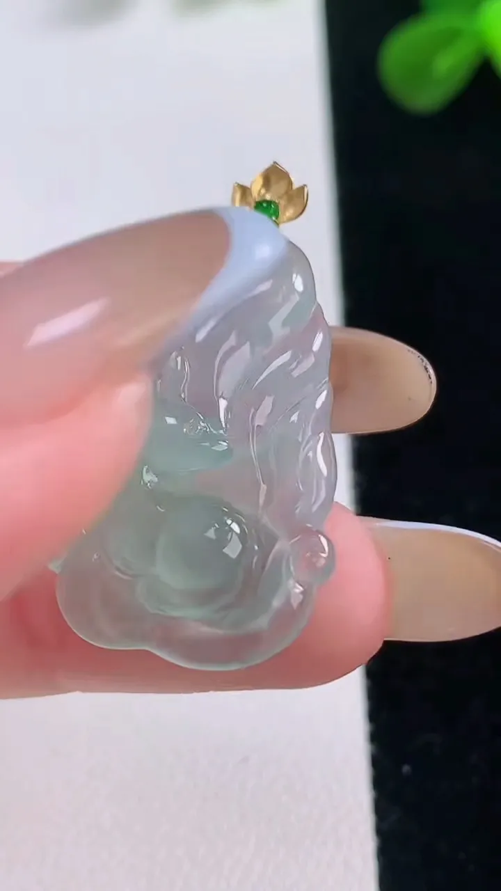 天然A货翡翠九尾狐吊坠，尺寸29.3-28.4-4.9，重量:3.87g
11月19日