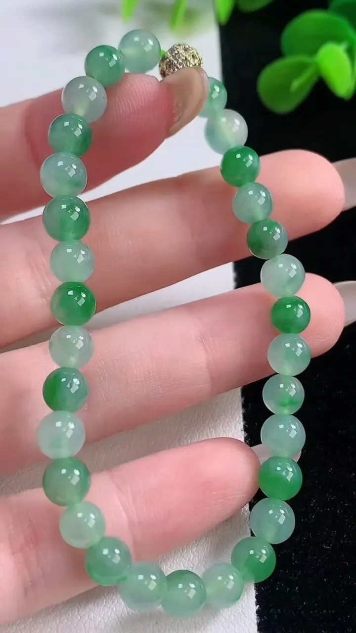 天然A货翡翠圆珠手串，尺寸6-30颗，重量:11.34g11月19日
工厂直销收藏佳品,种好水足，色泽均匀，有种有色，上手高大气！