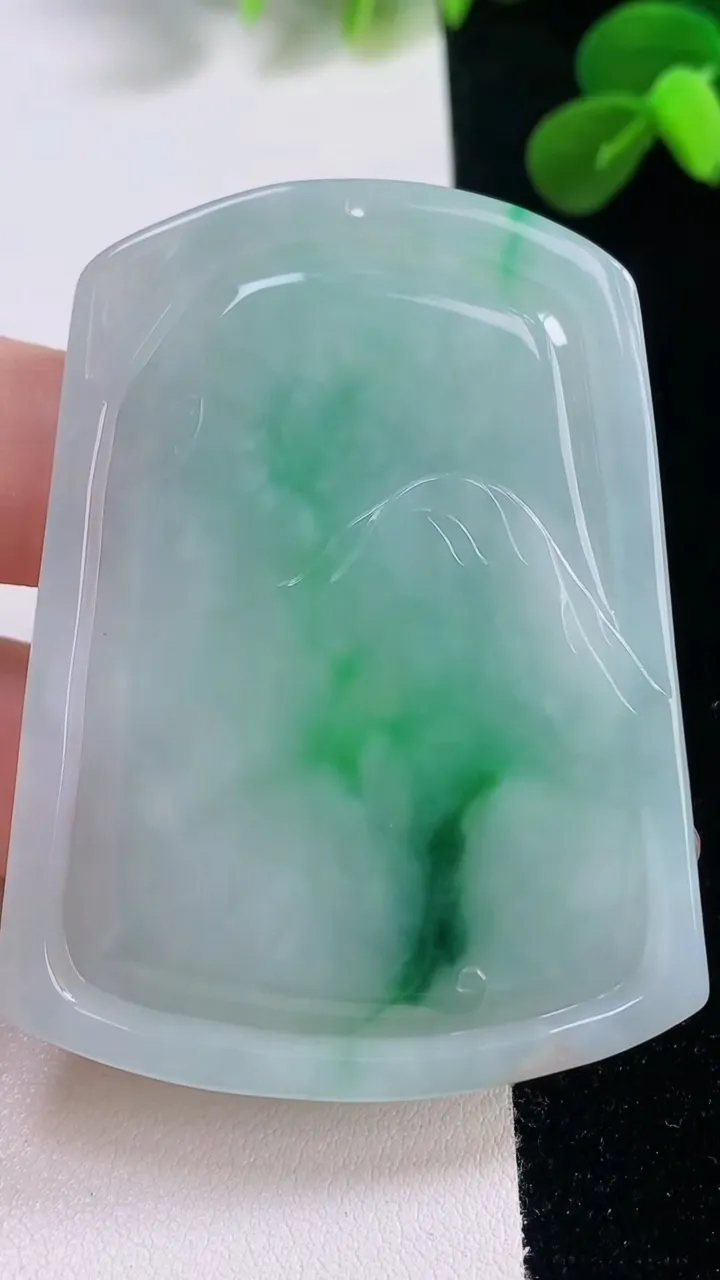 天然A货翡翠山水牌吊坠，尺寸58.6-43.6-6.8，重量:38.85g
11月19日