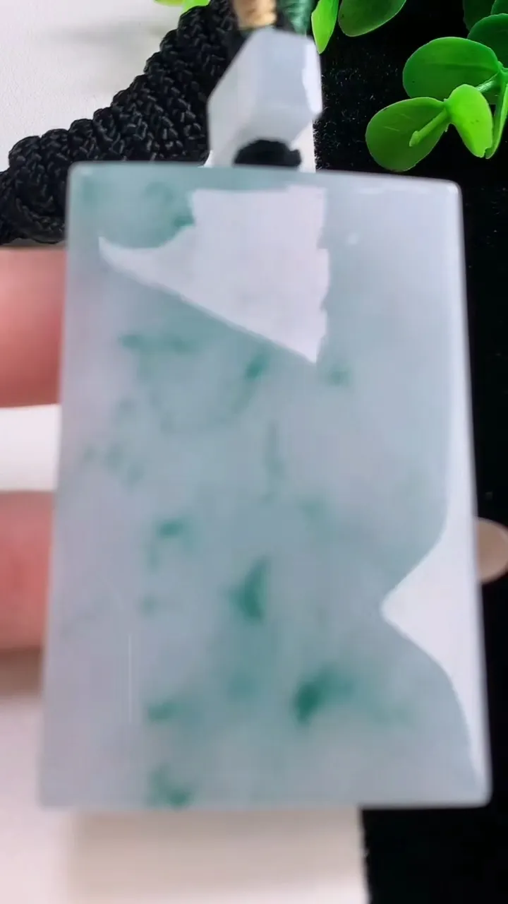 天然A货翡翠种飘花无事牌吊坠，尺寸60-40.5-6.2，重量:56.70g
11月19日