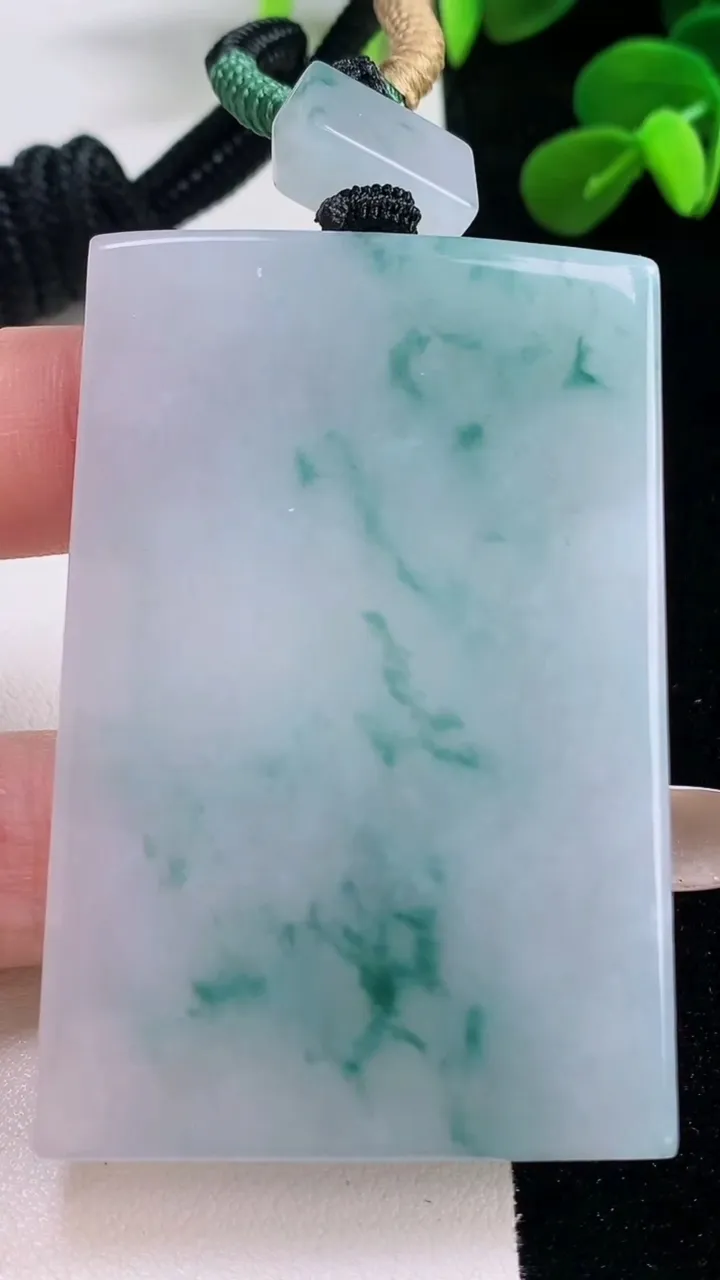 天然A货翡翠种飘花无事牌吊坠，尺寸60-40.5-6.2，重量:56.70g
11月19日