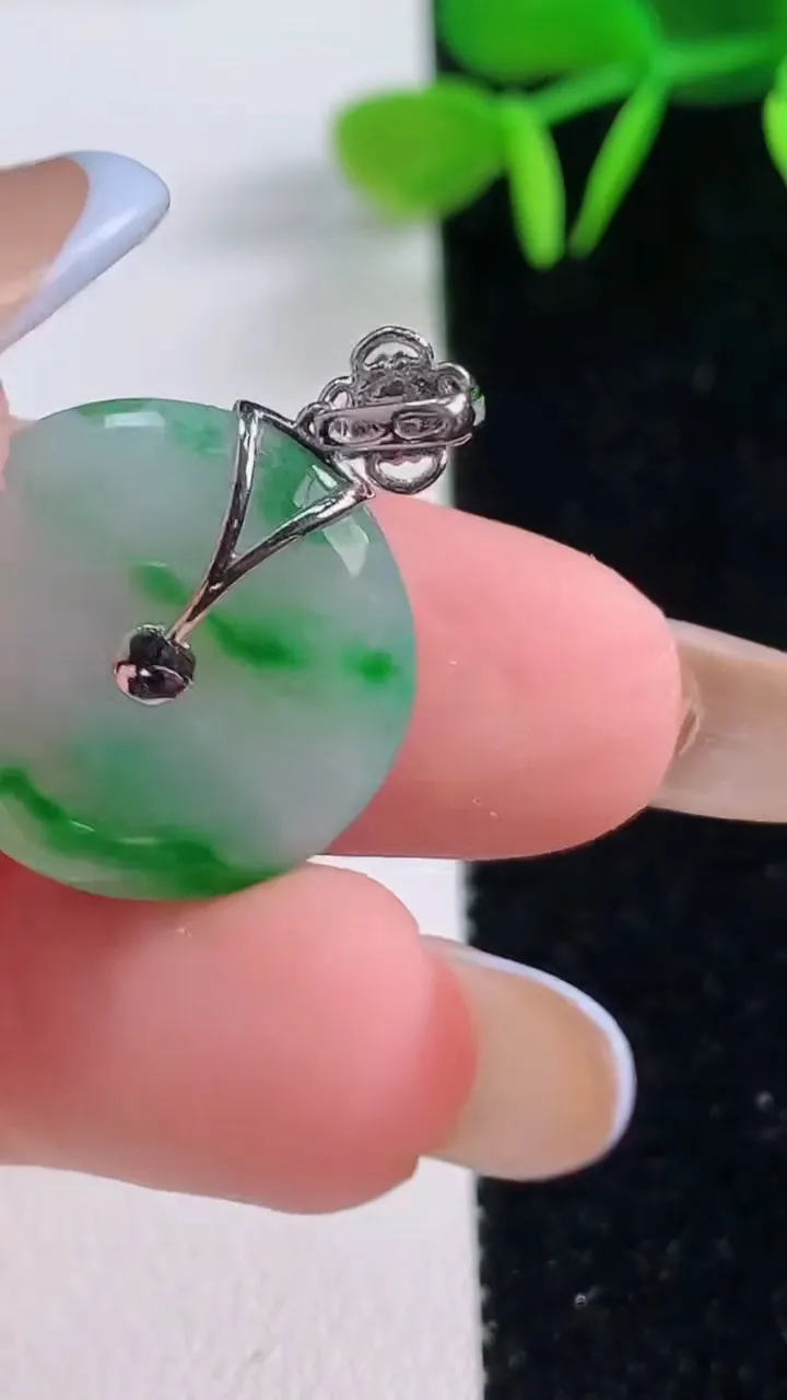 天然A货翡翠平安扣吊坠，尺寸19.5-3.8，重:3.67g
11月19日