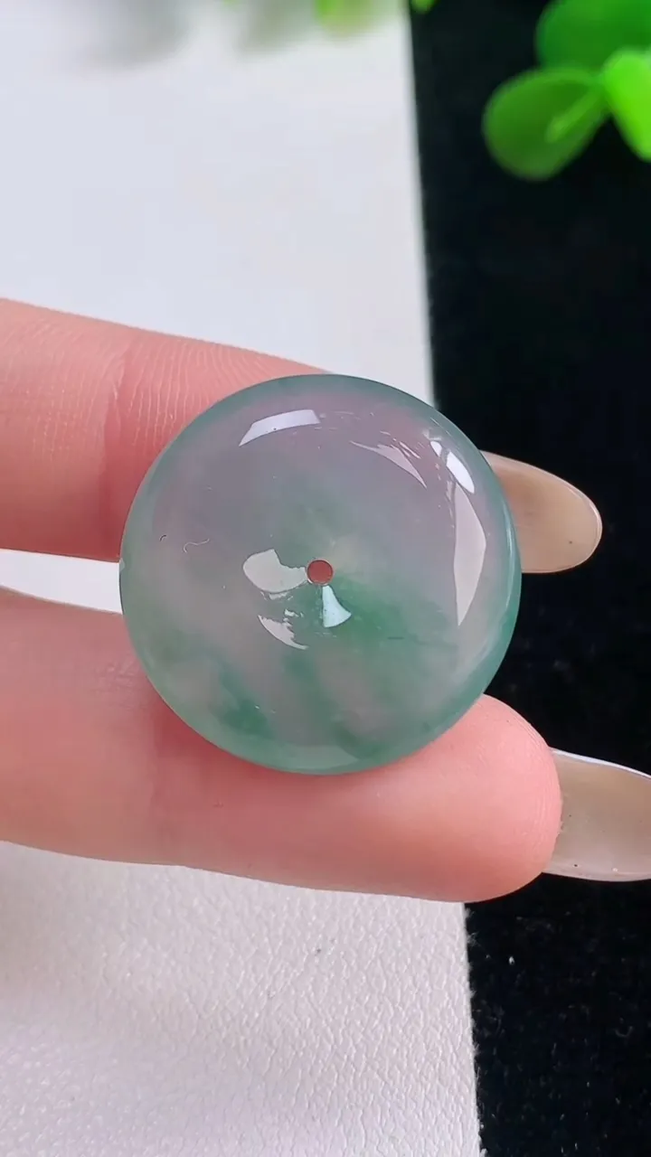 天然A货翡翠种飘花平安扣吊坠，尺寸24.2-5.9，重量:7.05g
11月19日