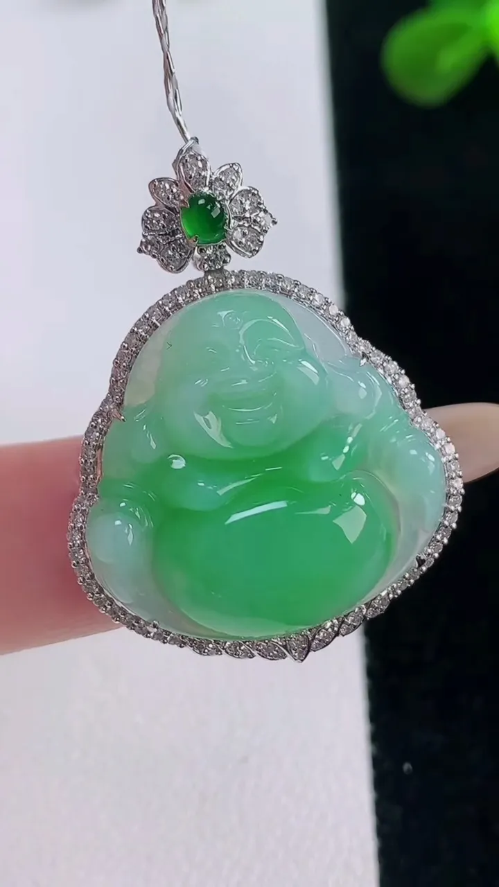 天然A货翡翠佛公吊坠，尺寸33-25.7-8.5，裸石21.3-22.8重量:6.50g
11月19