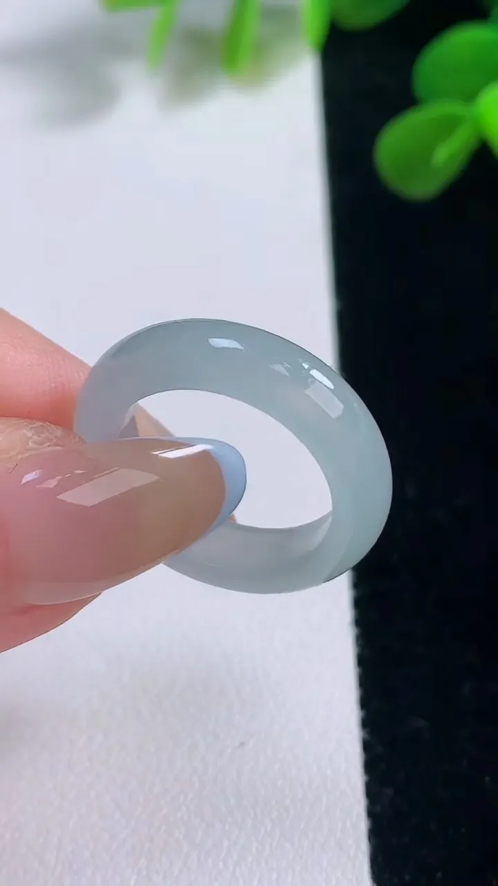 天然A货翡翠指环戒指，尺寸17.3-5.2-3.2，重量:3.58g2025年11月19日
工厂直销收藏佳品,种好水足，色泽均匀，有种有色，上手高大气！