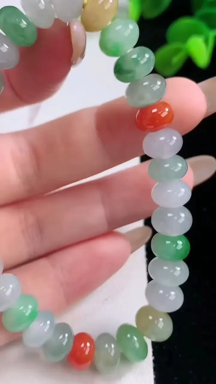 天然A货翡翠三彩算盘珠手串，尺寸5.4-5.3-32颗，重量:26.43g11月19日
工厂直销收藏佳品,种好水足，色泽均匀，有种有色，上手高大气！