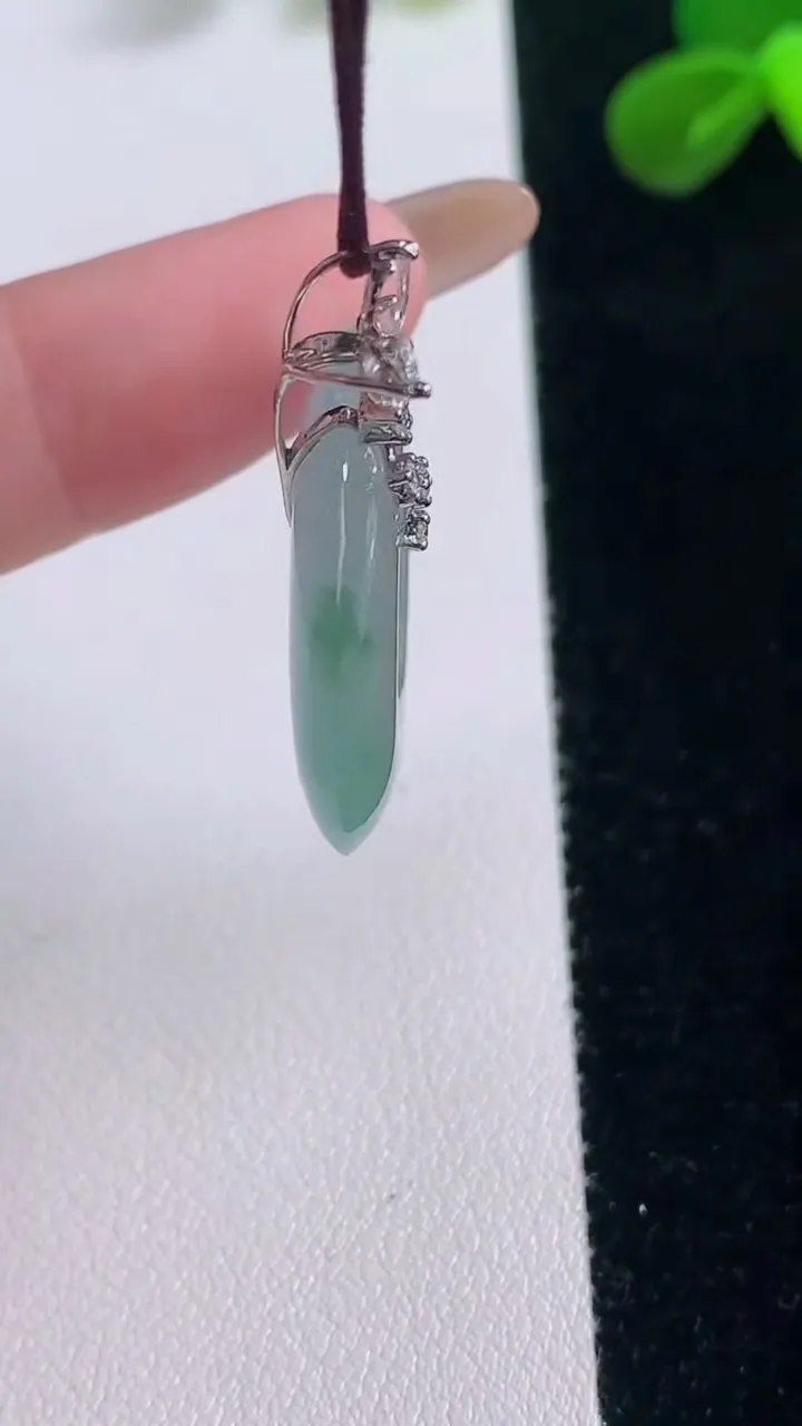 天然A货翡翠种飘花平安扣吊坠，尺寸25.3-4.7，重量:6.69g
11月19日