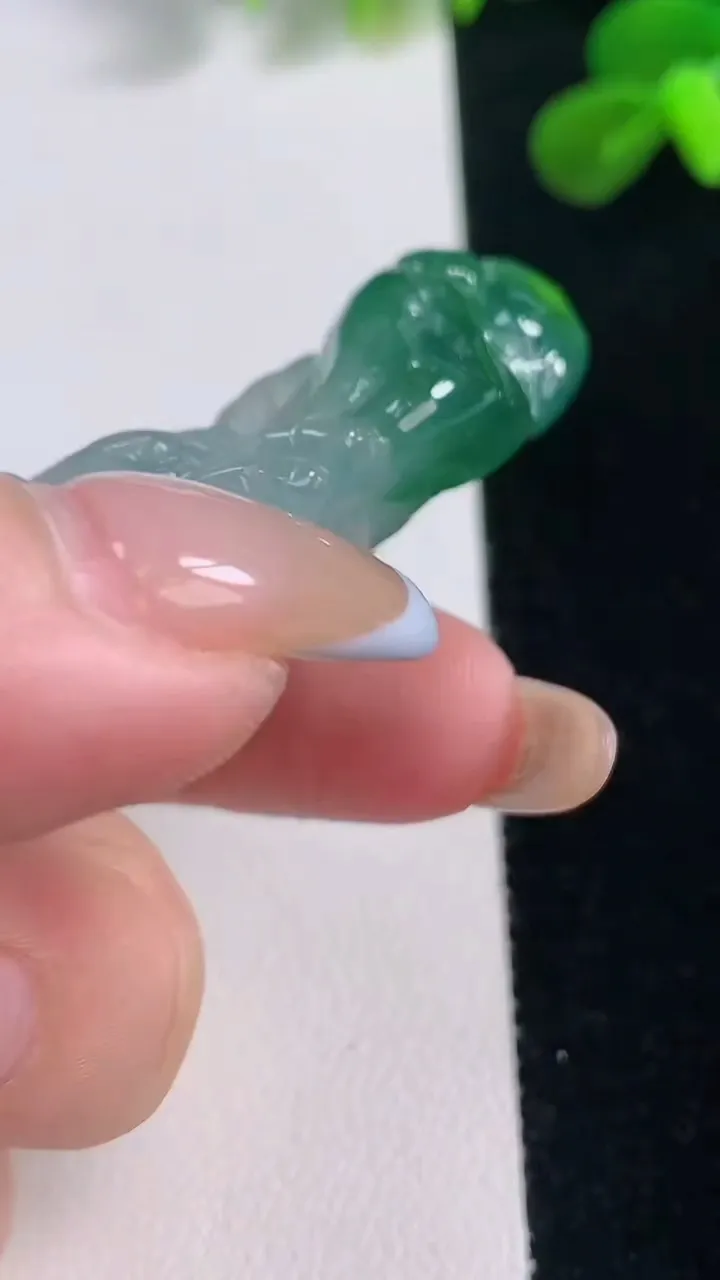 天然A货翡翠种飘花龙牌吊坠，尺寸72.5-31.2-13.4，重量:49.36g
11月19日