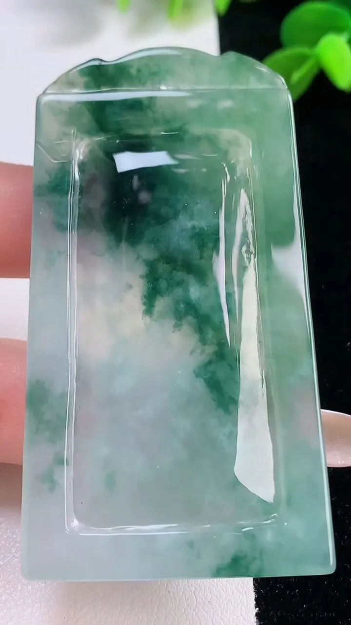 天然A货翡翠山水牌吊坠，尺寸68.7-36.8-5.7，重量:32.80g
11月19日