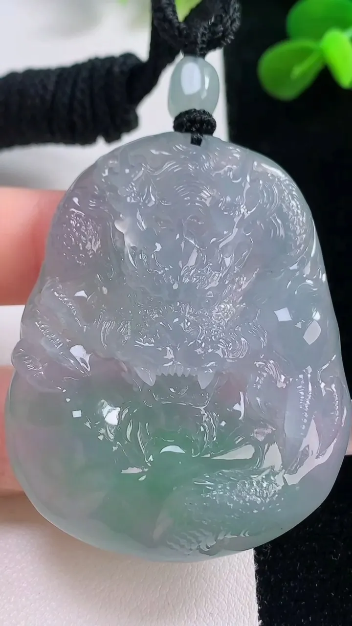 天然A货翡翠龙牌吊坠，尺寸62.8-42.2-10.3，重量:52.38g
11月19日