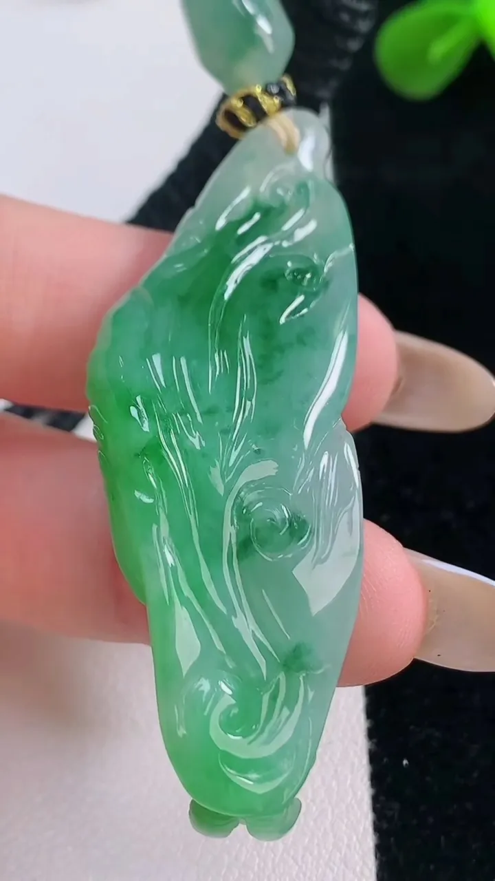 天然A货翡翠无相观音吊坠，尺寸55.4-20.4-11，重量:23.27g
11月19日
