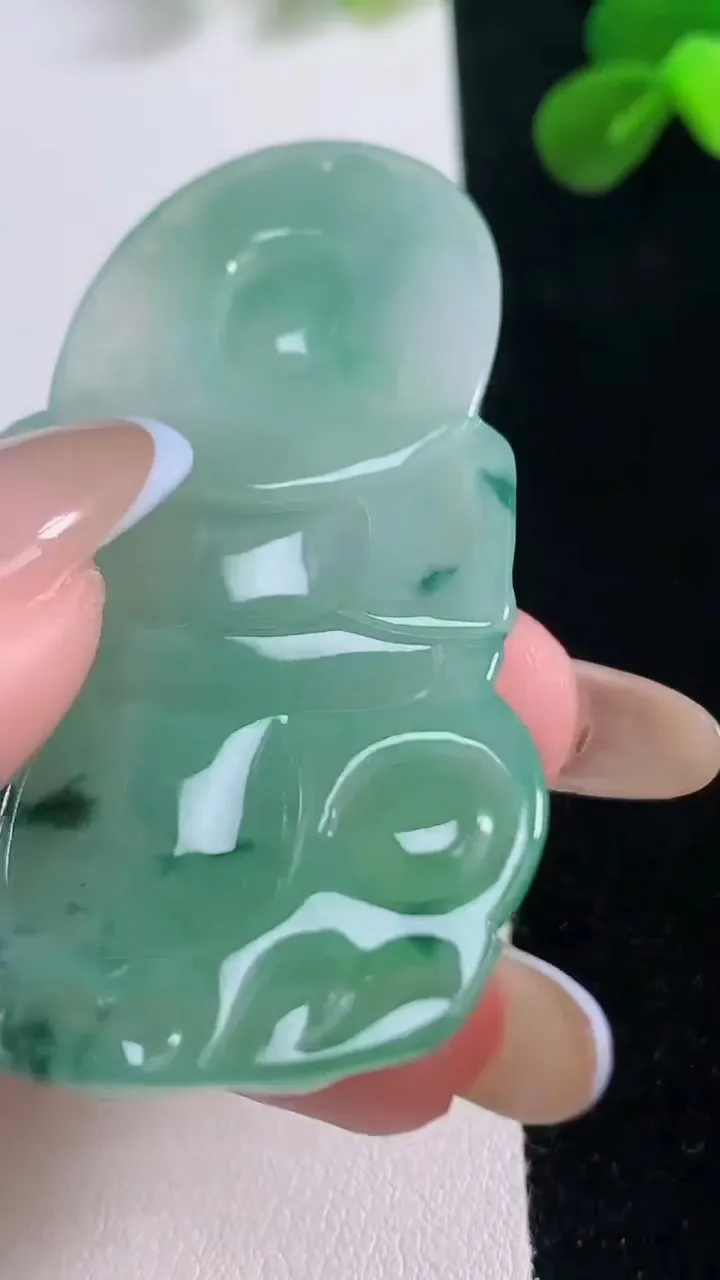 天然A货翡翠观音菩萨吊坠，尺寸62.8-38.2-6，重量:24.62g
11月19日