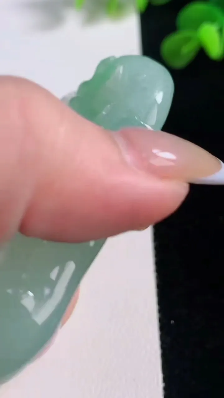 天然A货翡翠龙牌吊坠，尺寸66-47.6-10.6，重量:65.40g
11月19日