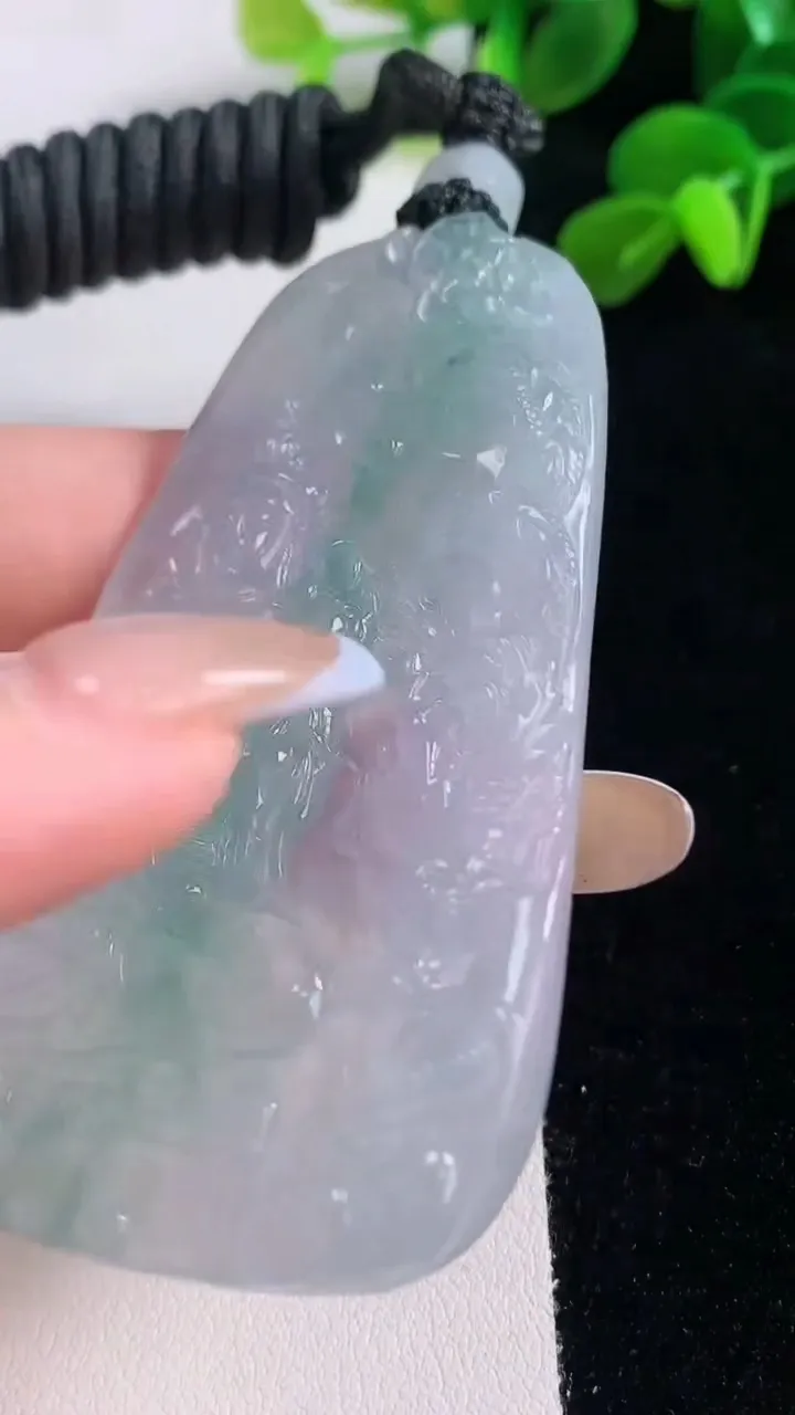 天然A货翡翠种飘花祥龙大势至菩萨吊坠，尺寸73.7-43.7-5.6，重量:45.97g
11月19