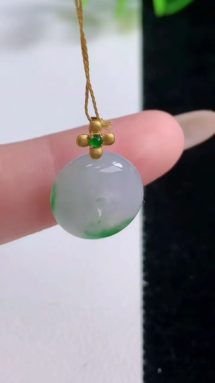 天然A货翡翠平安扣吊坠，尺寸13.4-5.5，重量:2.33g
11月19日