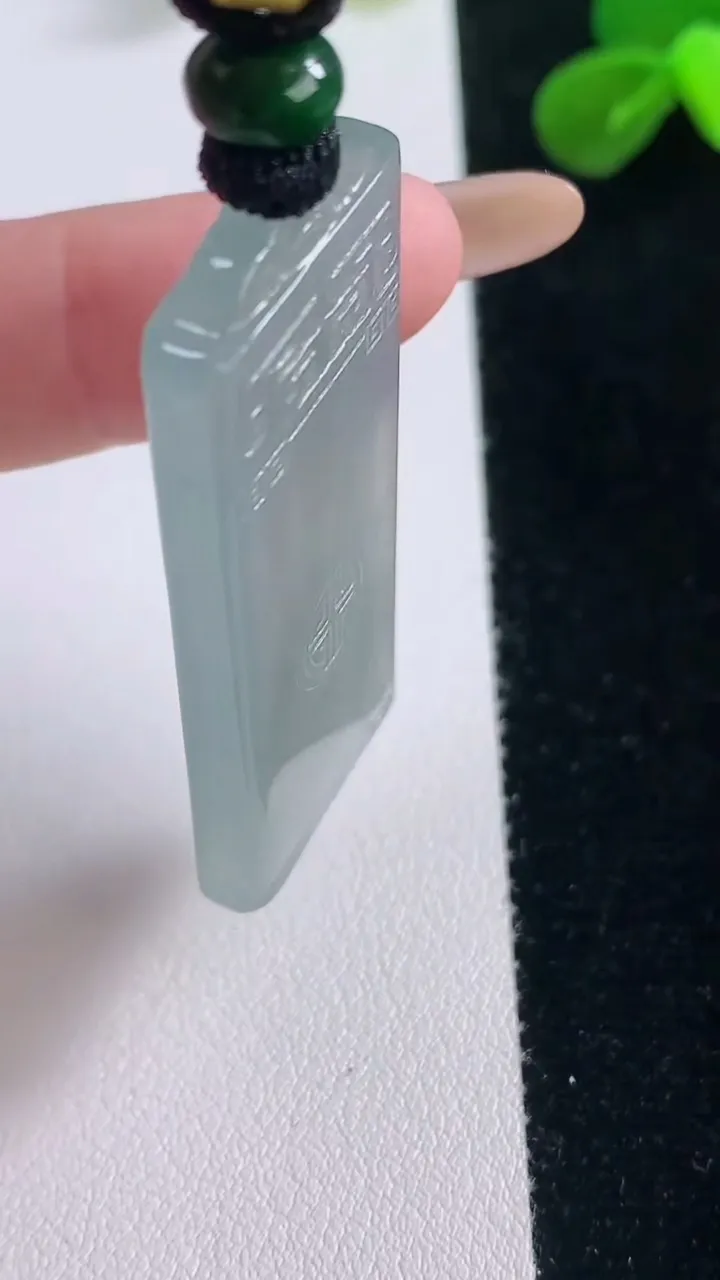 天然A货翡翠仿古无事牌吊坠，尺寸46.2-20-5，重量:18.55g
11月19日