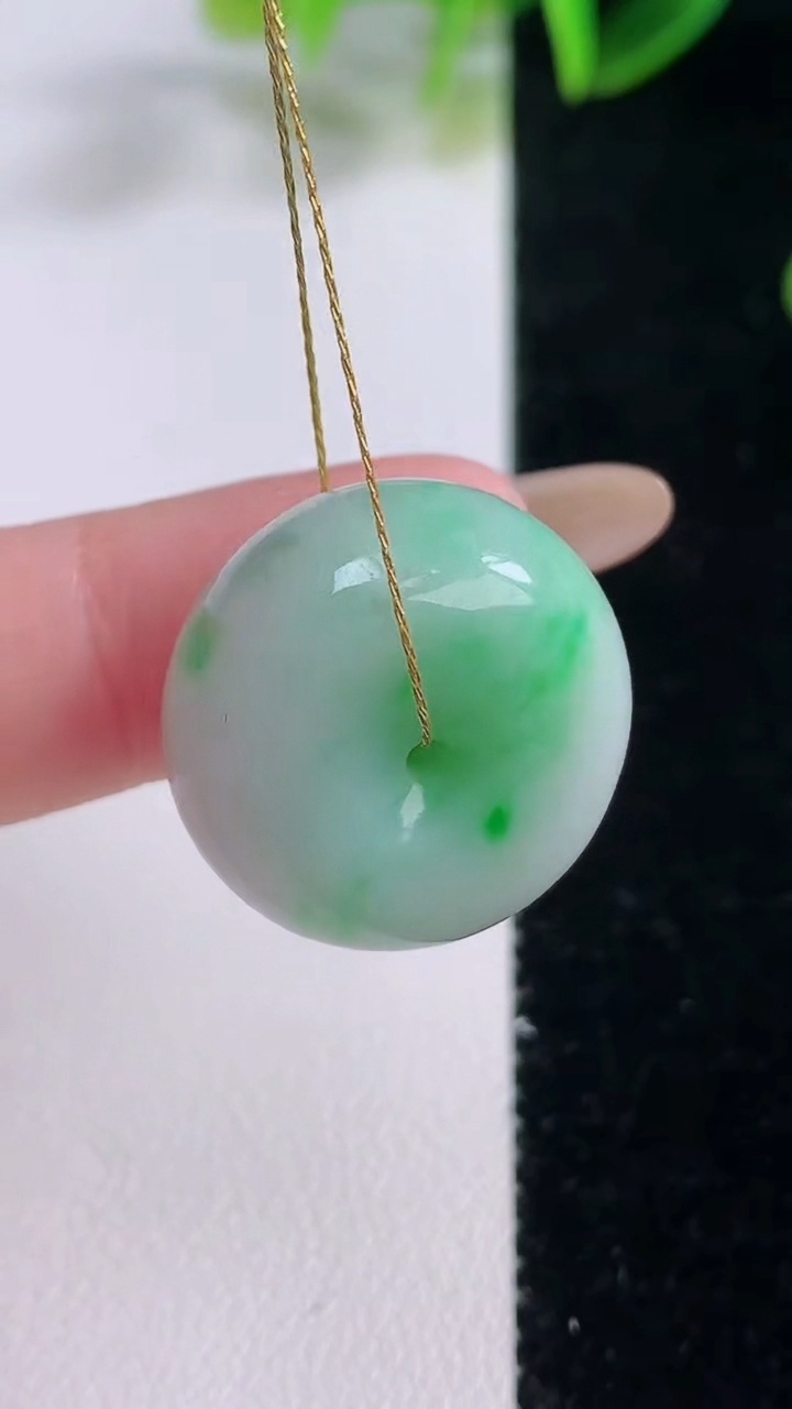 天然A货翡翠路路通吊坠，尺寸21.3-12.4，重量:12.26g
11月19日