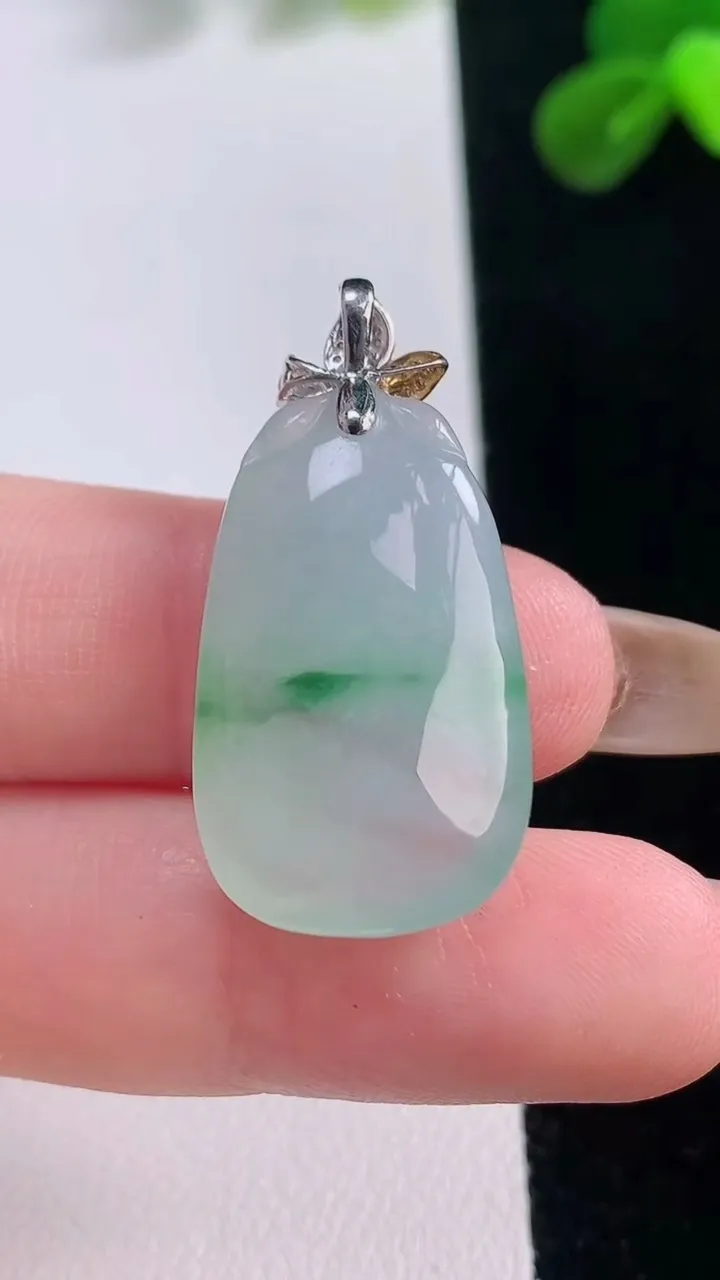 天然A货翡翠福瓜吊坠，尺寸26.7-15.8-7，重量:5.88g
11月19日