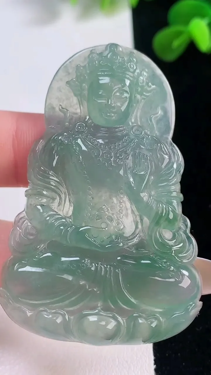 天然A货翡翠度母观音吊坠，尺寸58-38-5.6，重量:20.72g
11月19日