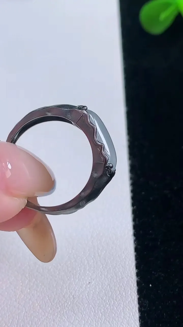 天然A货翡翠种白冰马鞍戒指，尺寸17.7-13-7.6-3.7，重量:3.52g2025年11月19日
工厂直销收藏佳品,种好水足，色泽均匀，有种有色，上手高大气！