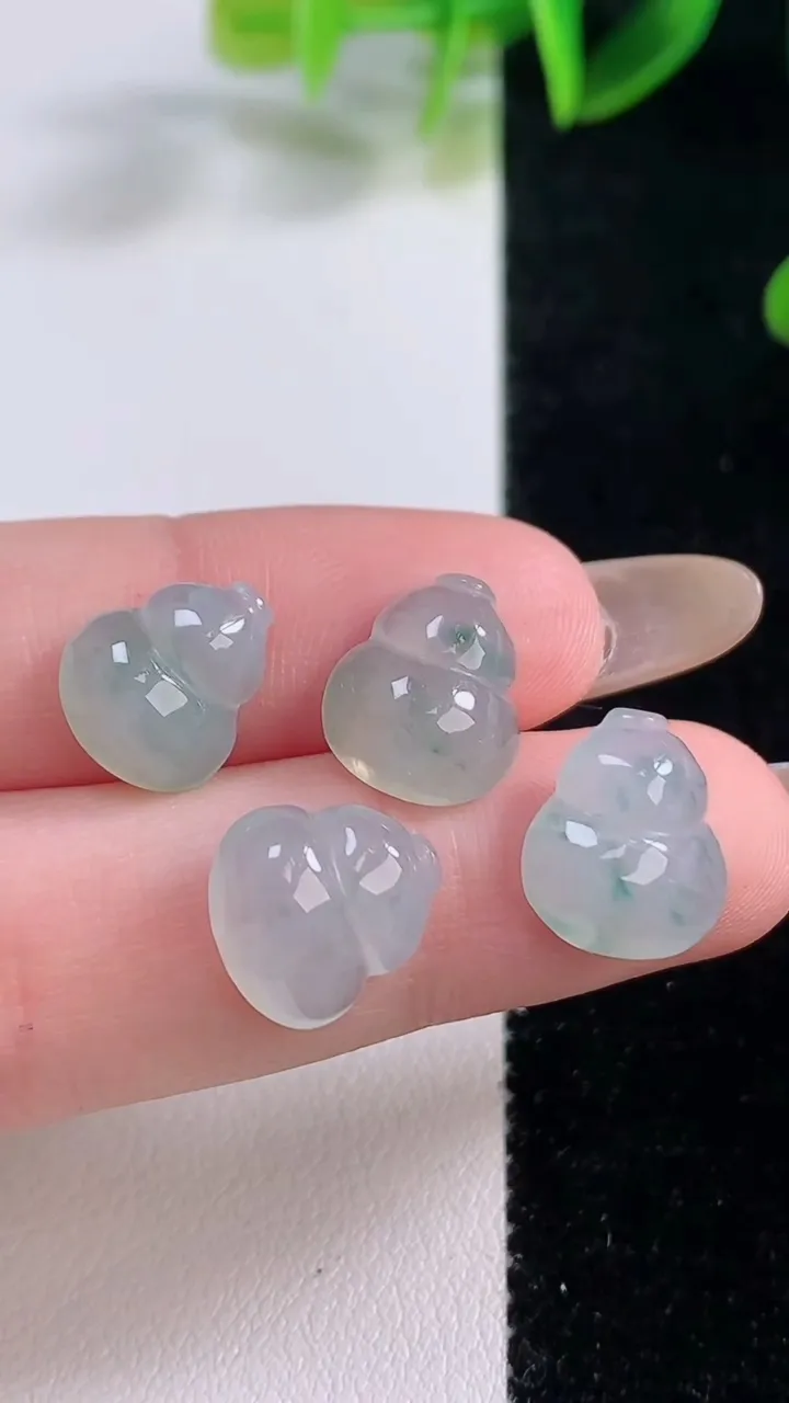 天然A货翡翠冰种飘花葫芦镶嵌件一手，尺寸11.5-11-4.7，重量:3.71g
11月19日