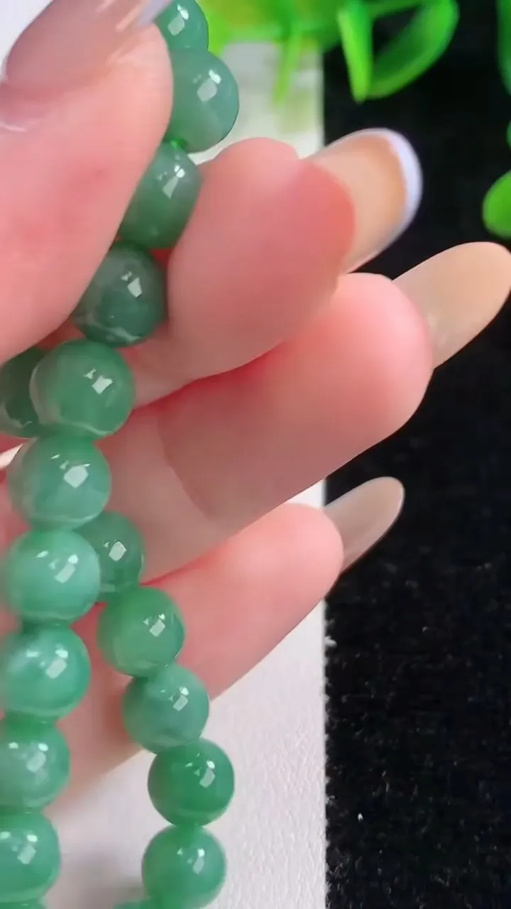 天然A货翡翠圆珠手串，尺寸7.5-24颗，重量:17.21g11月19日
工厂直销收藏佳品,种好水足，色泽均匀，有种有色，上手高大气！