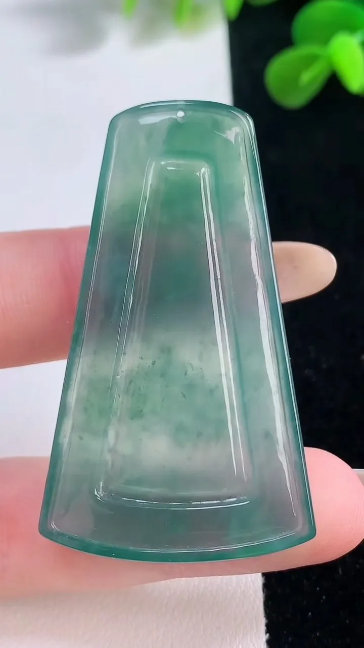 天然A货翡翠山水牌吊坠，尺寸50.4-28-4.4，重量:14.71g
11月19日