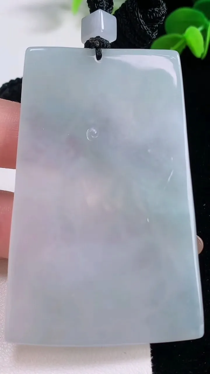 天然A货翡翠大势至菩萨吊坠，尺寸66.6-43-5.9，重量:45.13g
11月19日