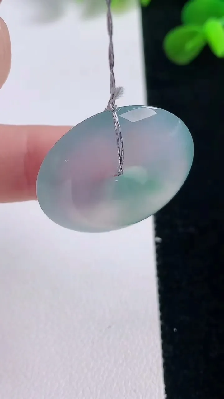 天然A货翡翠平安扣吊坠，尺寸27.4-5.8，重量:8.63g
11月19日