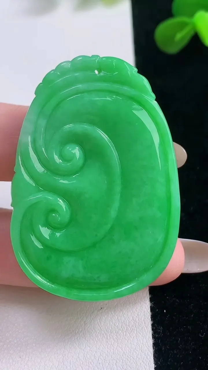天然A货翡翠如意吊坠，尺寸48.3-33.6-5.6，重量:21.08g
11月19日