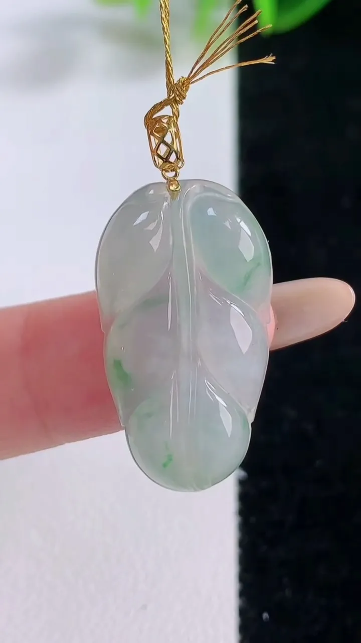 天然A货翡翠金枝玉叶 叶子吊坠，尺寸25-14-3.6，重量:3.05g
11月19日