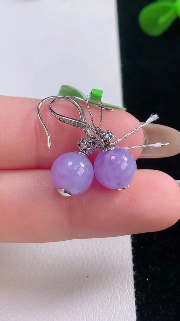 天然A货翡翠18K金紫罗兰圆珠耳坠，尺寸8.6，重量:3.98g11月19日
工厂直销收藏佳品,种好水足，色泽均匀，有种有色，上手高大气！