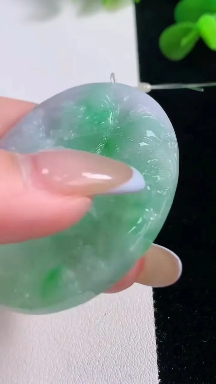 天然A货翡翠山水牌吊坠，尺寸51.5-42.5-4.8，重量:24.23g
11月19日