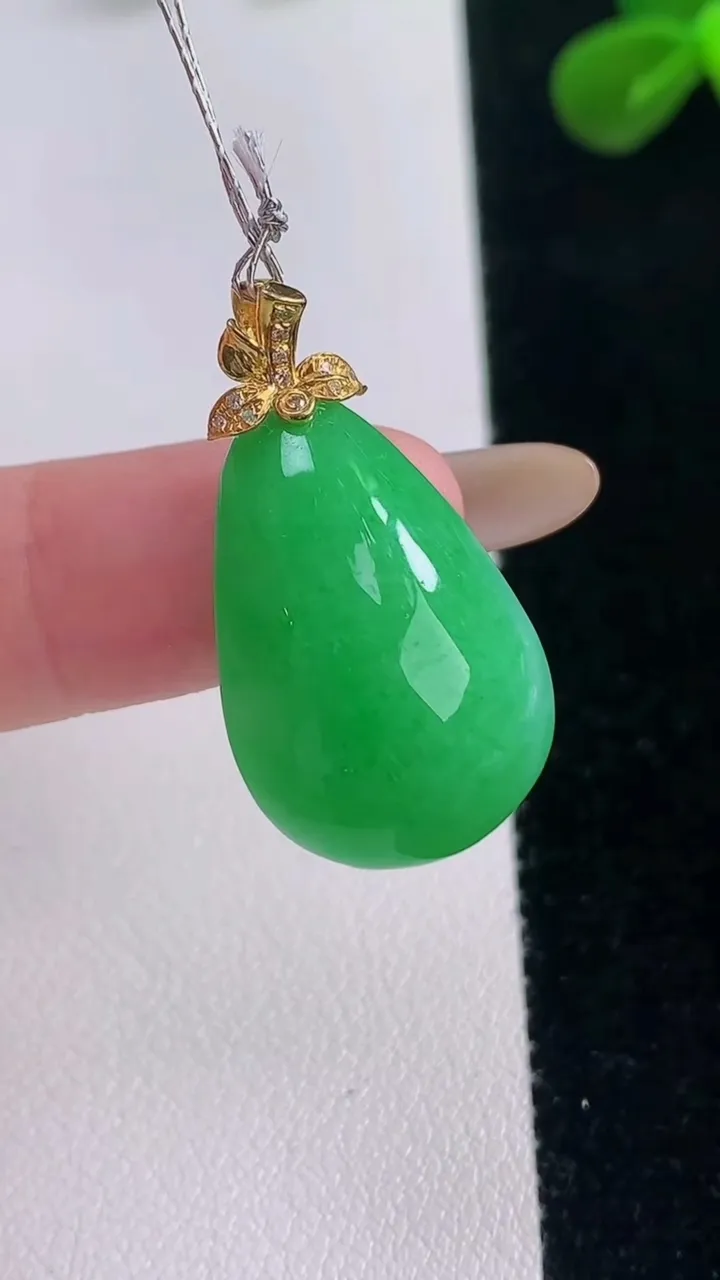 天然A货翡翠福瓜吊坠，尺寸23.7-16-7.9，重量:5.37g
11月19日
