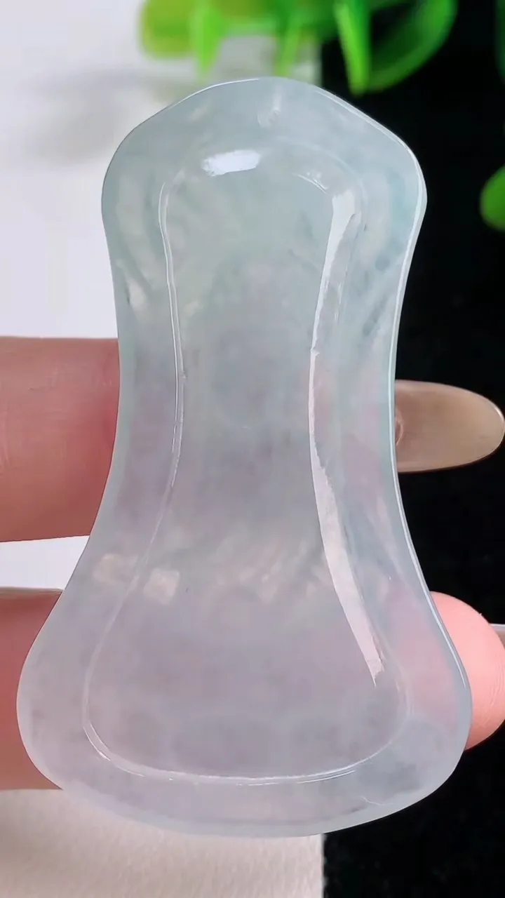 天然A货翡翠观音菩萨吊坠，尺寸55.7-32.6-4.9，重量:16.75g
11月19日